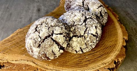 folyamatos keverés közben sűrűsödő csokoládés massza egy lábasban