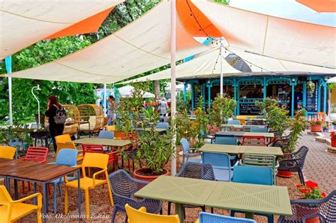 Az Evezős Sörkert hangulatos Duna-parti környezete