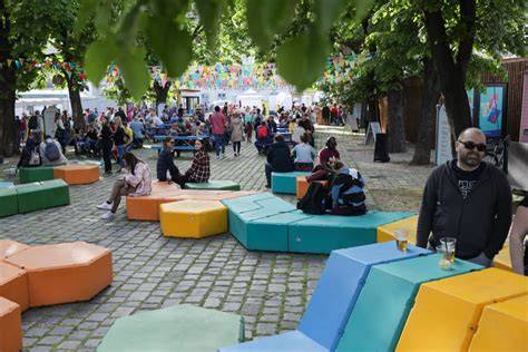 Emberek különböző sportokat végeznek egy parkban