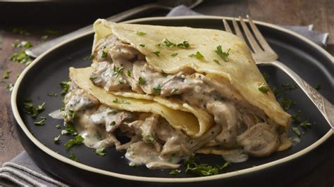 Gombával és csirkével töltött palacsinta serpenyőben