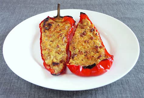 Töltött sült paprika tálalása