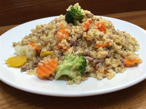 Húsos-zöldséges bulgur tányéron, friss fűszerekkel