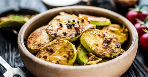 Sült cukkini-répa pogácsák serpenyőben