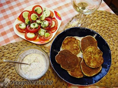 Tálalt cukkini-répa pogácsák joghurttal