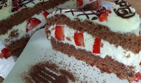 Epres tejszínes torta díszítéssel