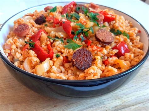 frissen készült lecsós bulgur serpenyőben