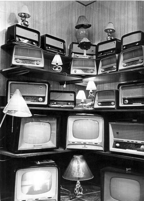 Régi televíziókészülék és főzőkönyv
