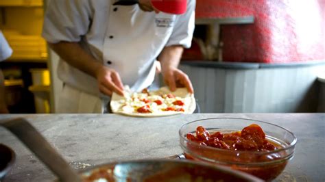 Nápolyi pizzakészítés folyamata és a tészta állaga