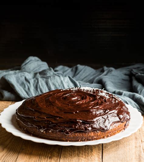 Csokoládé ganache csöpögése egy tortáról
