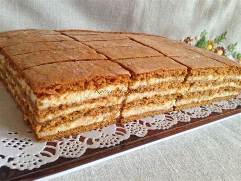 Mézeskalács szelet felszeletelve, tálalásra készen