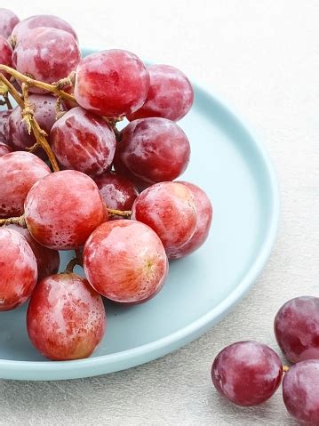 Szőlőlekvárral megkent pirítós és friss szőlő egy reggelizőasztalon
