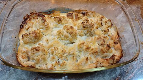 Sajtos karfiol pite szeletelve, sajtszósszal és levélchipsszel