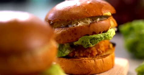 Egy egészségesebbnek tűnő hamburger salátaágyon