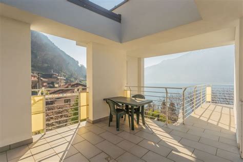 Modern berendezésű hotelszoba kilátással a tóra