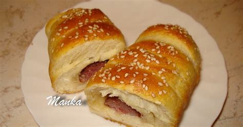 Kolbászos kifli tányéron