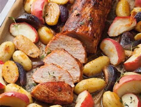 Sertésszűz sült burgonyával és salátával