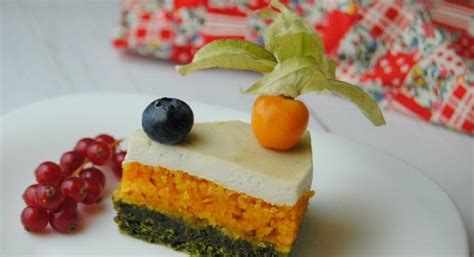 Sütőtökös nyers torta gyümölcsökkel és csokiöntettel díszítve
