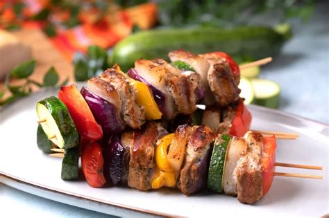 Grillezett saslik nyársak színes zöldségekkel