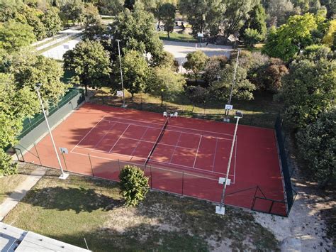 A kastély körüli park és a teniszpálya