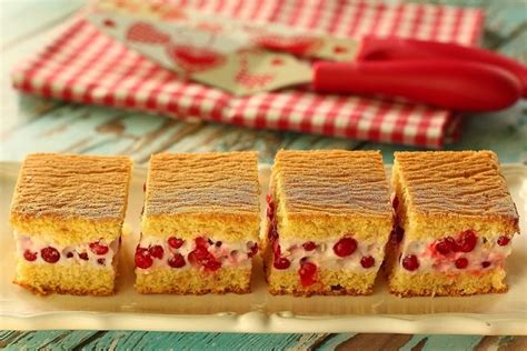 Konyhai pult, amin friss ribizli, cukor, tejszín és pudingpor található