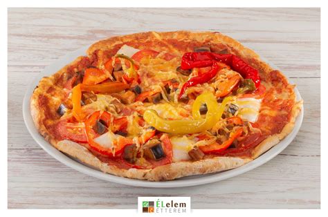 Egészséges pizza tányéron