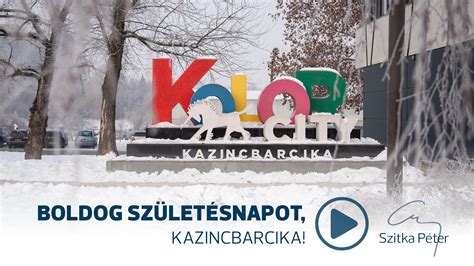 Egy családi asztal, ahol generációk ülnek együtt, és élvezik a savanyú tojást, mint közös élményt.