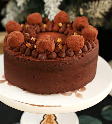 Trüffeltorta díszítése csokiforgáccsal és trüffelgolyókkal
