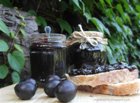 Egy fazékban fővő, sűrű, sötét színű lekvár