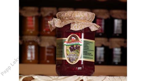 Egy üvegben sorakozó, különféle gyümölcsökből készült lekvárok