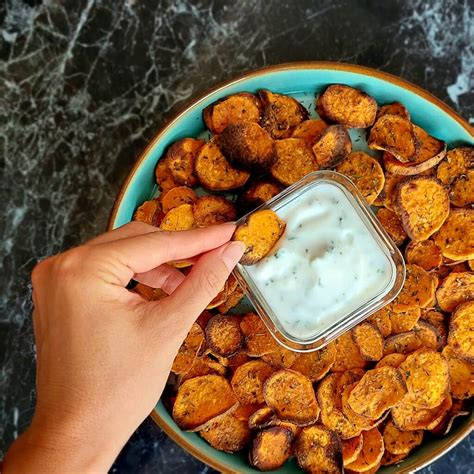 Édesburgonya chips egy tálban, joghurtos mártogatóssal