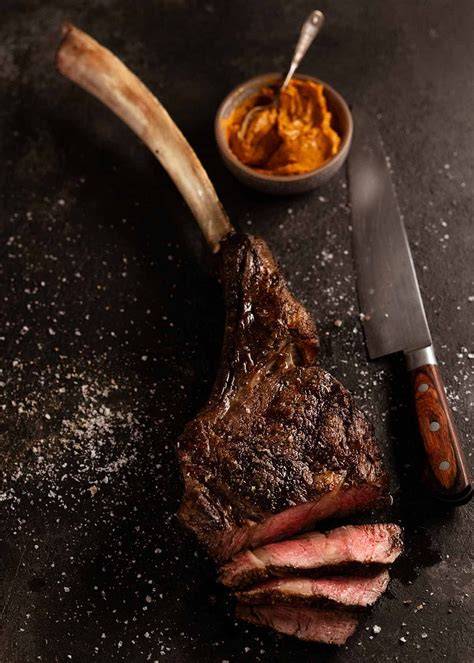 Tálalt tomahawk steak körettel