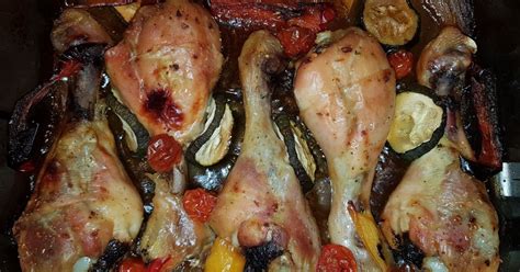 Csirkecombok zöldségekkel a tepsiben, sütés előtt