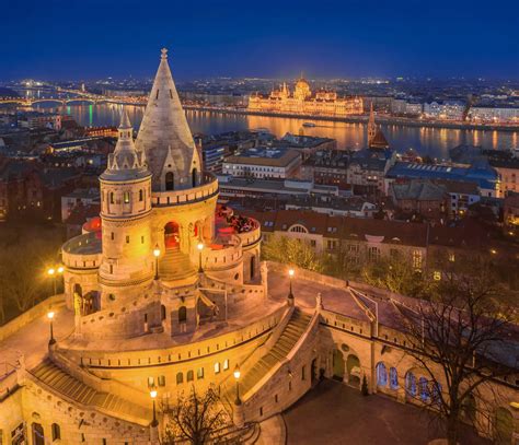 A Halászbástya panorámája Budapesttel