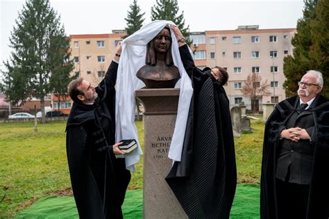 Árva Bethlen Kata szobrának avatása Fogarason