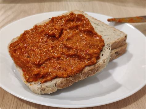 Romesco mártás friss zöldségekkel