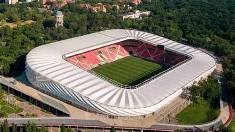 A Nagyerdei Stadion éjszakai megvilágításban