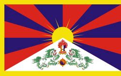 Tibet zászlaja a Himalája hegyei előtt