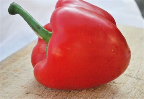 Piros paprika egy fatálon