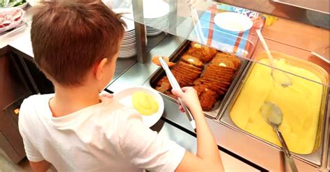 gyerekek esznek az iskolai menzán