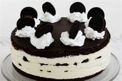 többféle Oreo torta dekoráció: egész kekszekkel, morzsával és tejszínhabbal díszítve