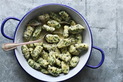 Spenótos gnocchi tálalva