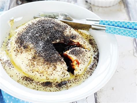 Hagyományos osztrák Germknödel tányéron