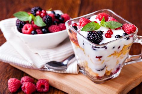 házi joghurt friss gyümölcsökkel