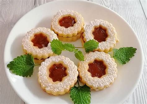 Linzer koszorú díszítve