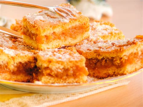 tálalásra kész, por eritrittel meghintett almás pite szeletek