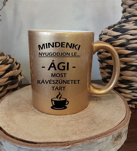 Egy kávésbögre és kávébabok