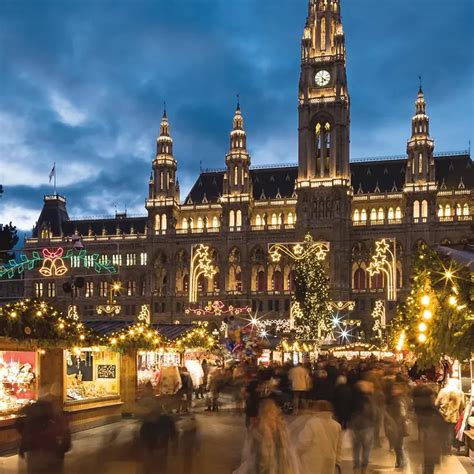 Tömeg a bécsi Rathausplatz karácsonyi vásárán