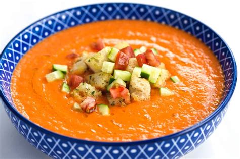 Tálalt gazpacho baráti körben