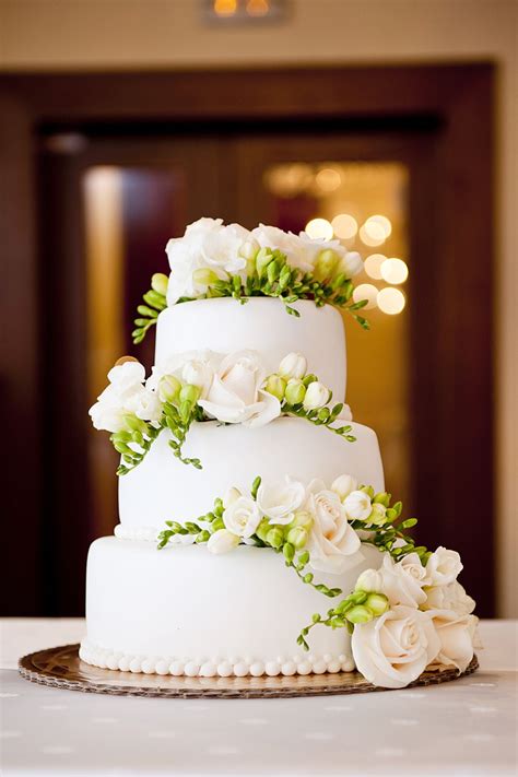 Szezonális gyümölcsökkel díszített esküvői torta