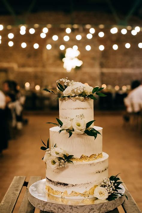 Esküvői torta tálalása és felszervírozása